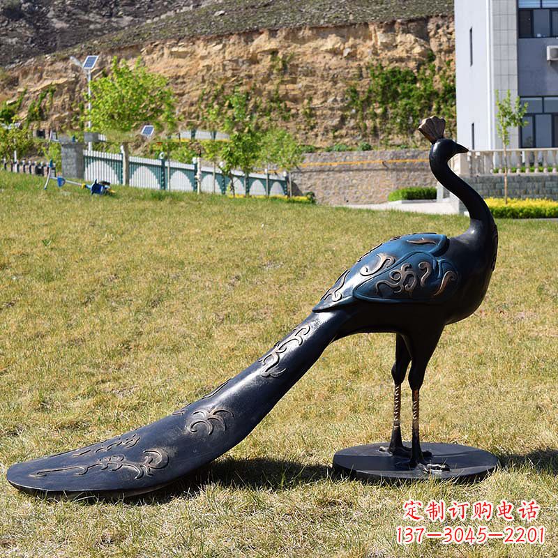 辽宁玻璃钢仿铜孔雀雕塑精美雕刻,给园林草坪增添灵气