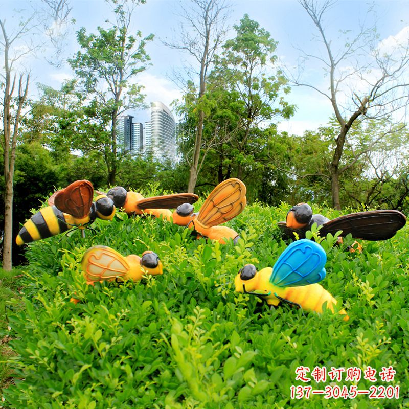 辽宁公园草丛中的蜜蜂雕塑