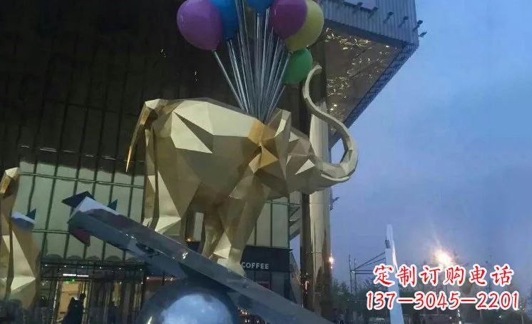 辽宁大象踩高跷——点缀城市景观