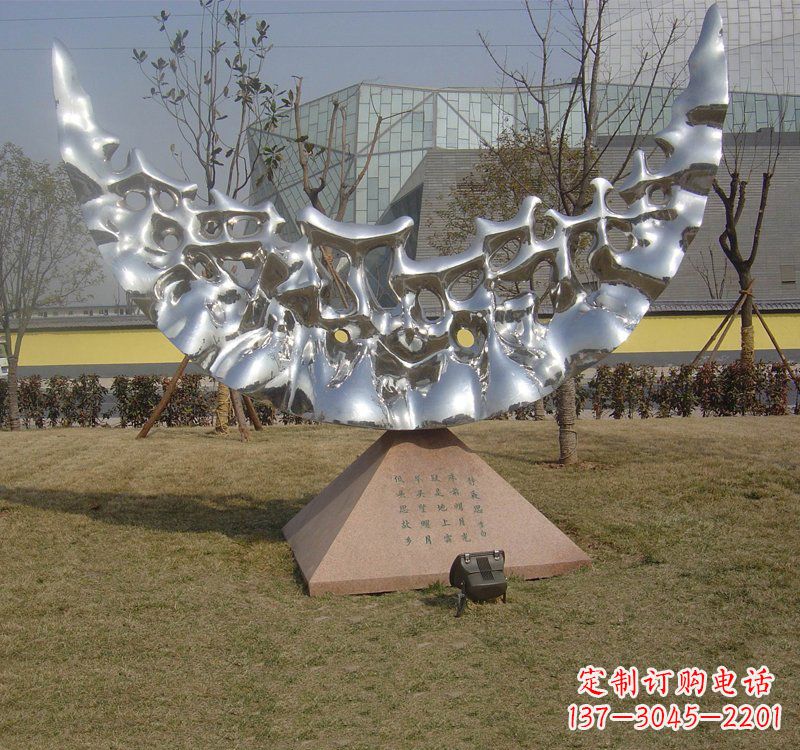 辽宁不锈钢月亮雕塑象征着无尽的美丽