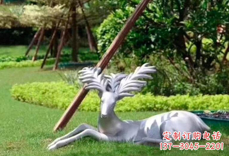 辽宁不锈钢公园大角鹿雕塑精致而美丽