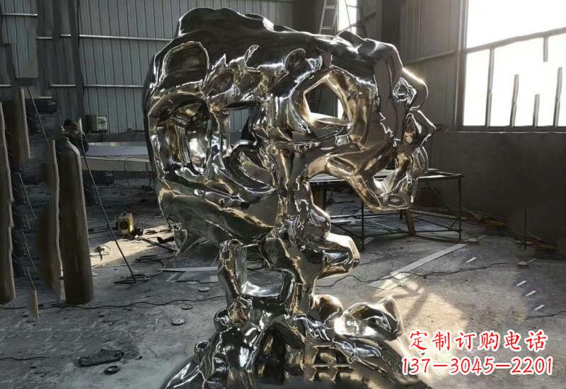 辽宁太湖石雕塑不锈钢公园的镜面之美