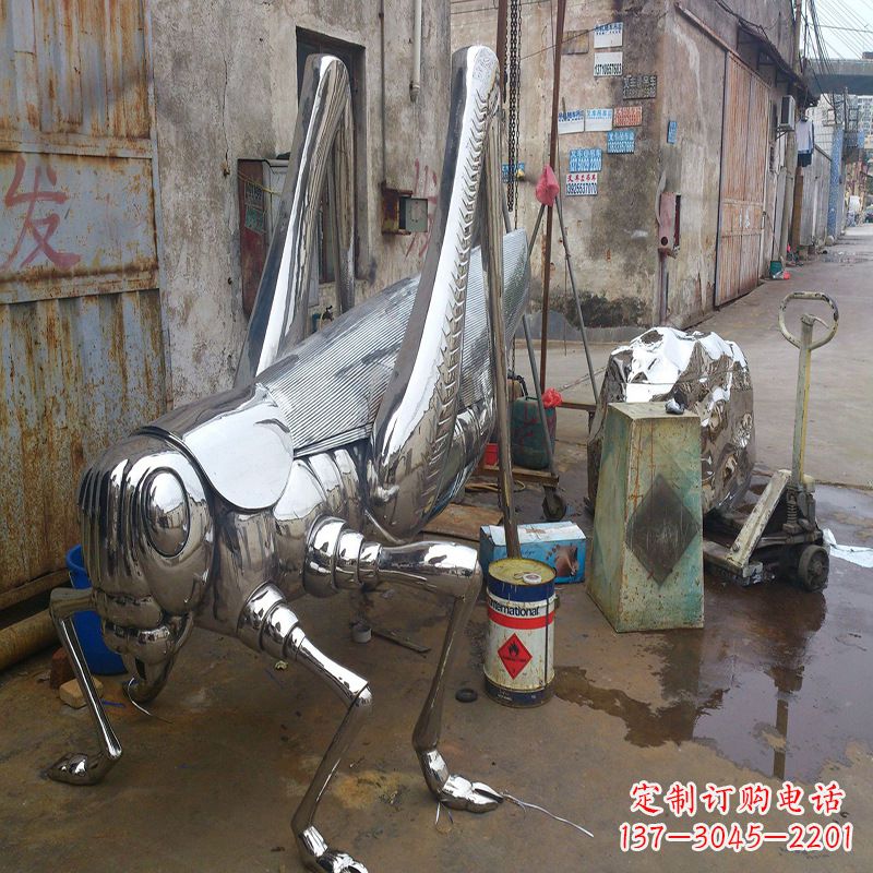 辽宁不锈钢蝗虫雕塑营造美好的自然环境