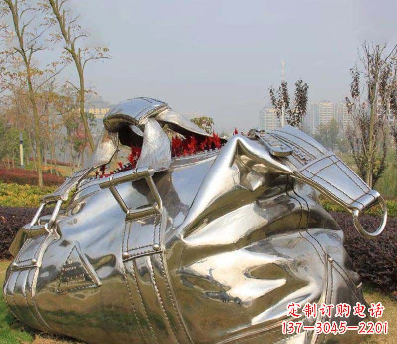 辽宁精美不锈钢手提包雕塑