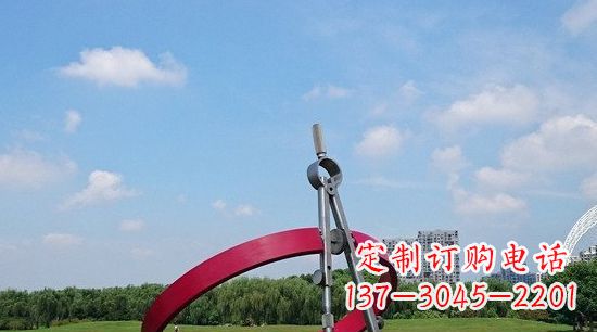 辽宁不锈钢圆规雕塑环绕着美景