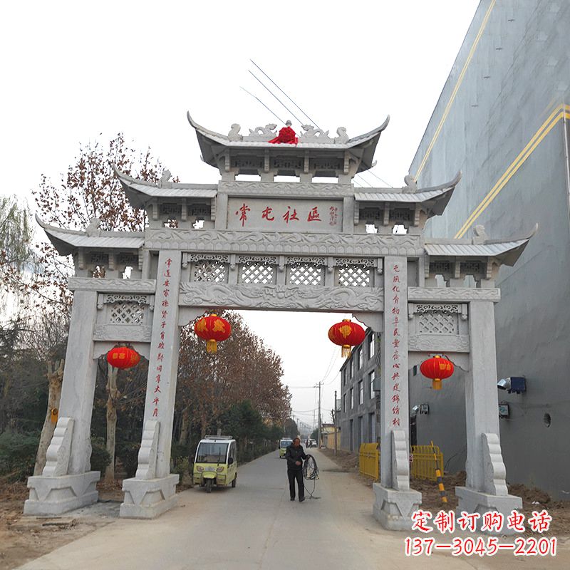 辽宁社区石雕牌坊传承中国传统文化