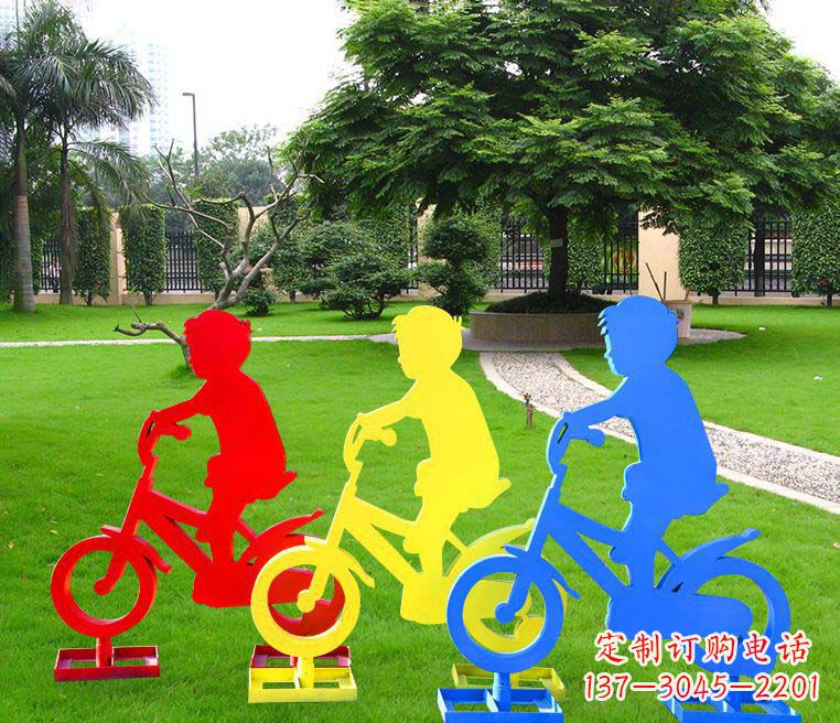 辽宁青春无悔——一尊男孩骑车雕塑
