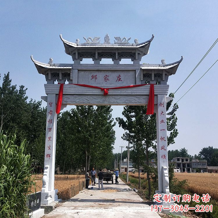 辽宁古村落中的石牌坊雕塑