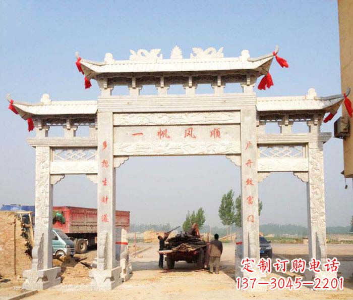 辽宁村庄大理石三门牌坊石雕。