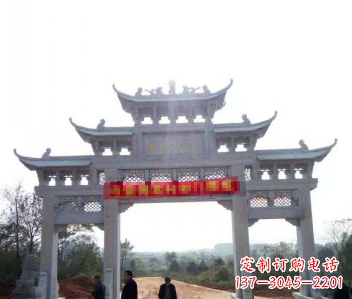 辽宁三门石雕牌楼古老而精美的雕塑