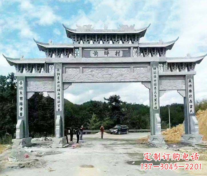 辽宁村庄三门石牌坊石雕的内容。
