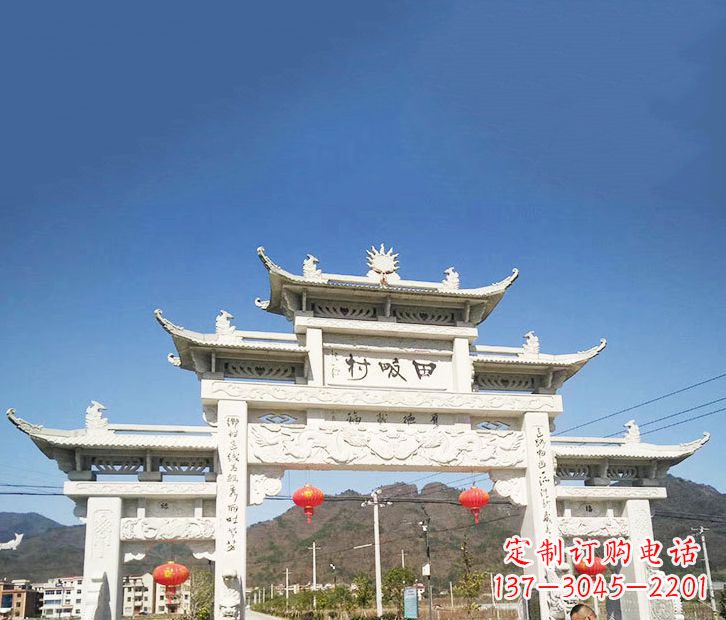 辽宁村庄的牌坊雕塑