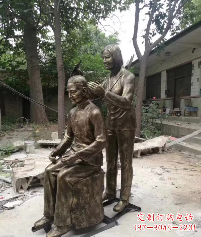 辽宁纪念母亲的传统铜雕梳头人物