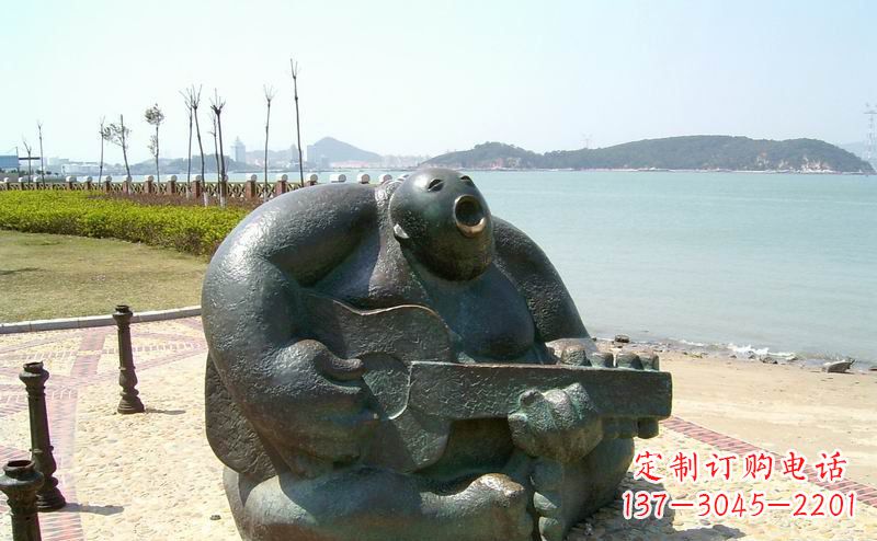 辽宁音乐驻足,公园弹吉他铜雕
