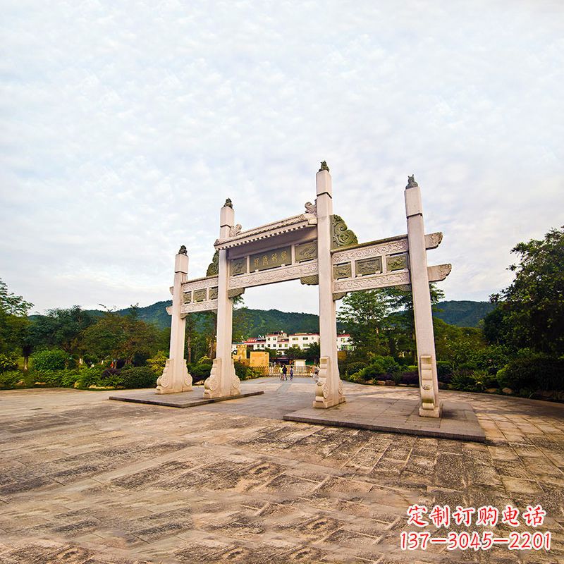 辽宁公园广场冲天式石牌坊