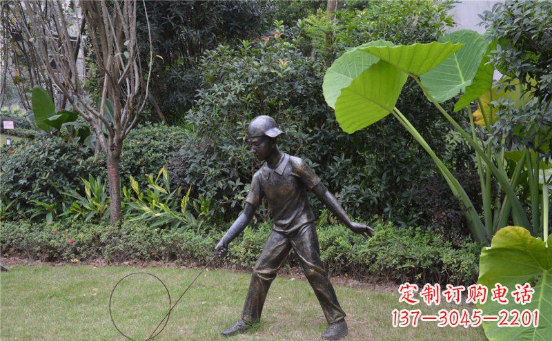 辽宁铜雕“小男孩滚铁环”