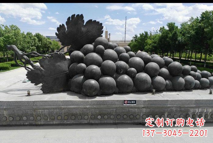 辽宁公园葡萄铜雕