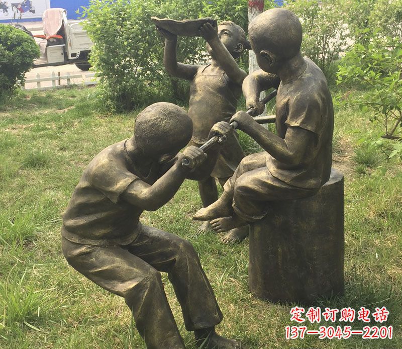 辽宁公园玩水的儿童铜雕