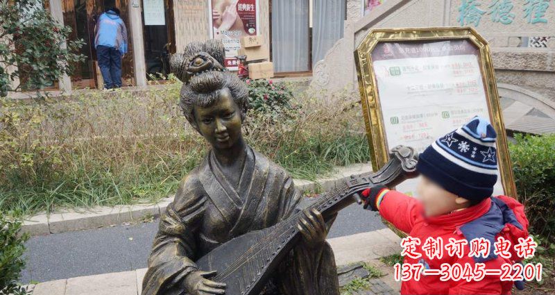 辽宁街边弹琵琶的古代美女人物景观铜雕