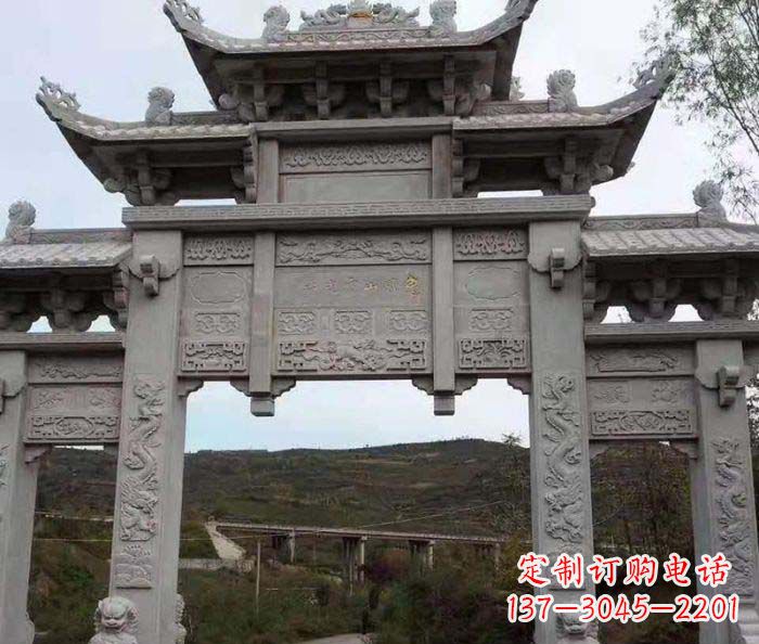 辽宁地标性的三门石雕牌坊