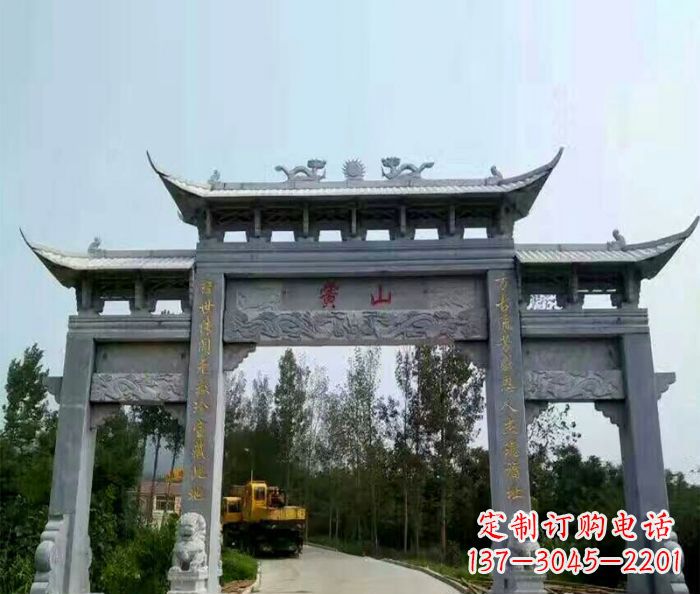 辽宁景区三门石雕牌楼,是一种典型的古典建筑风…