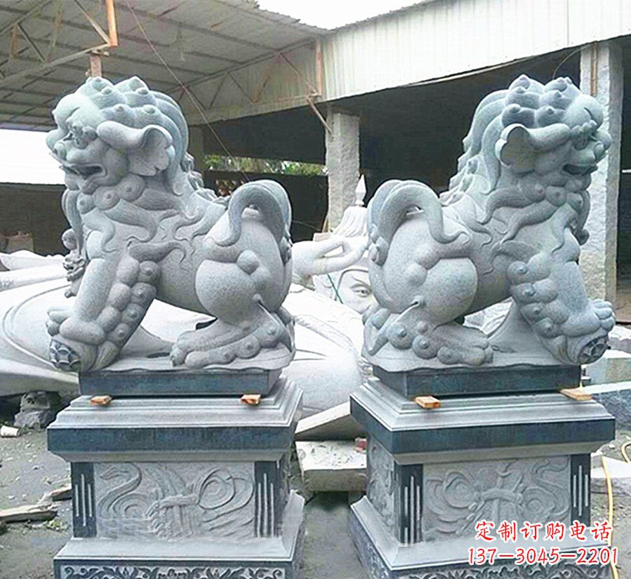 辽宁南方狮子献钱狮石雕,精美狮子雕塑为您庆祝