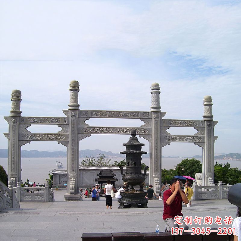 辽宁寺院冲天式石雕牌坊