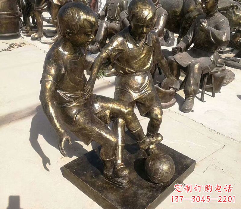 辽宁踢足球的儿童铜雕