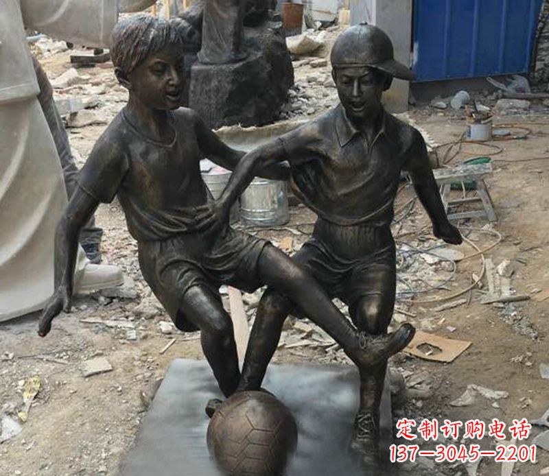 辽宁踢足球公园人物铜雕