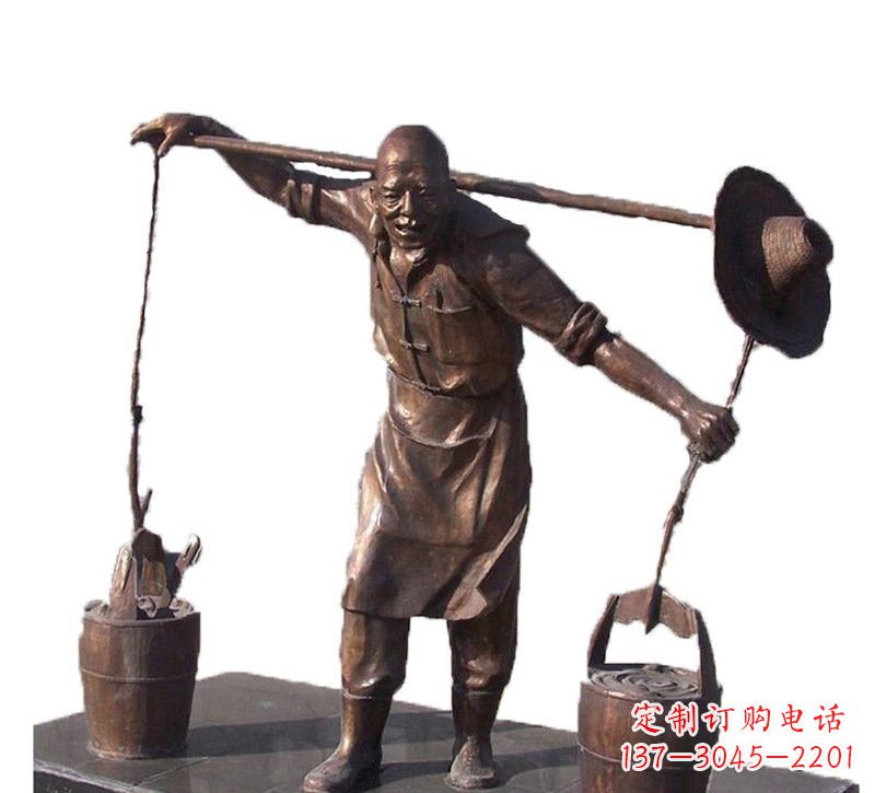 辽宁挑扁担的老人铜雕