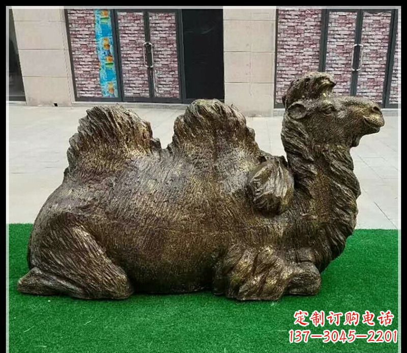 辽宁卧在草地的骆驼铜雕