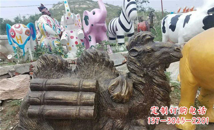 辽宁卧着的骆驼动物铜雕 (2)