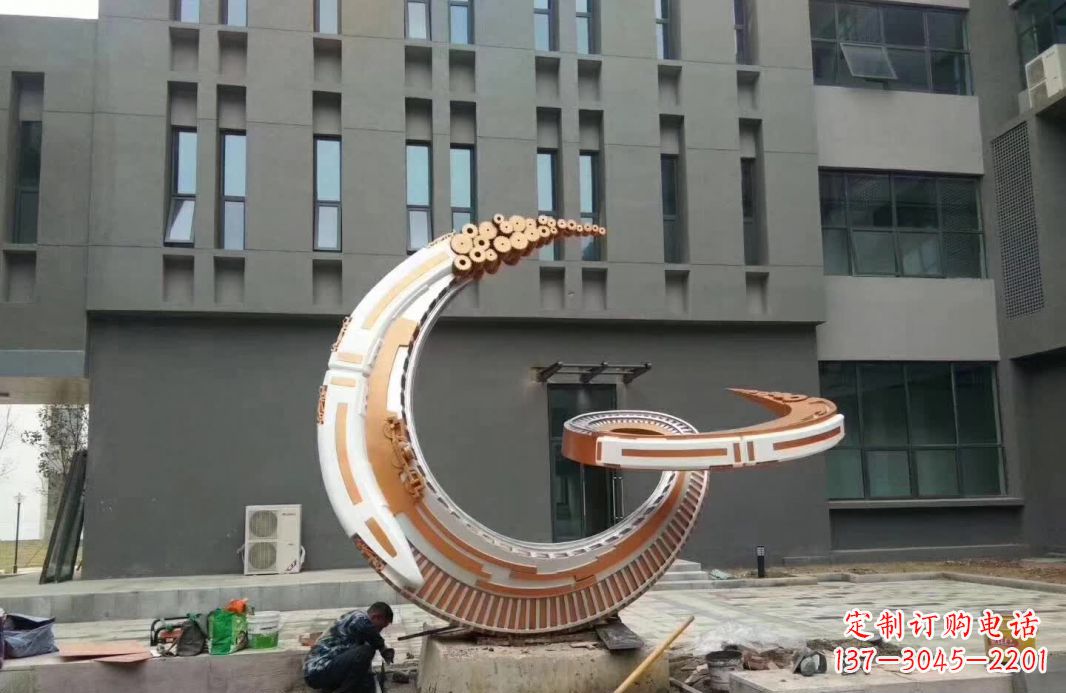 辽宁小区抽象不锈钢月亮雕塑