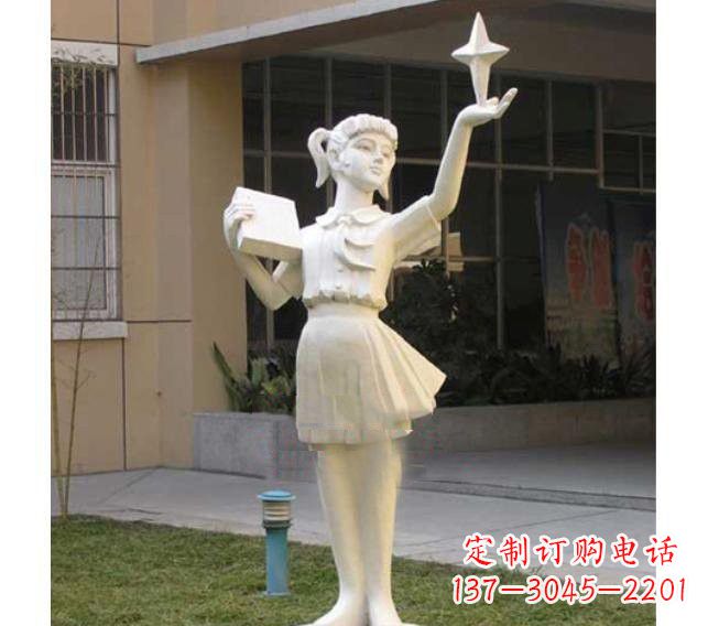 辽宁校园拿书本的小学生石雕