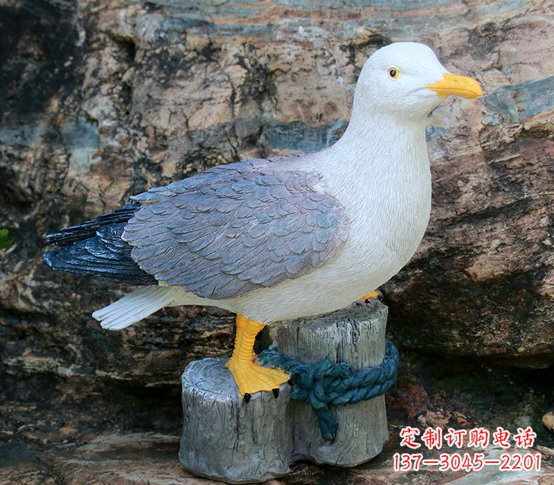 辽宁一手托鸽子 一手拿书本的雕塑像
