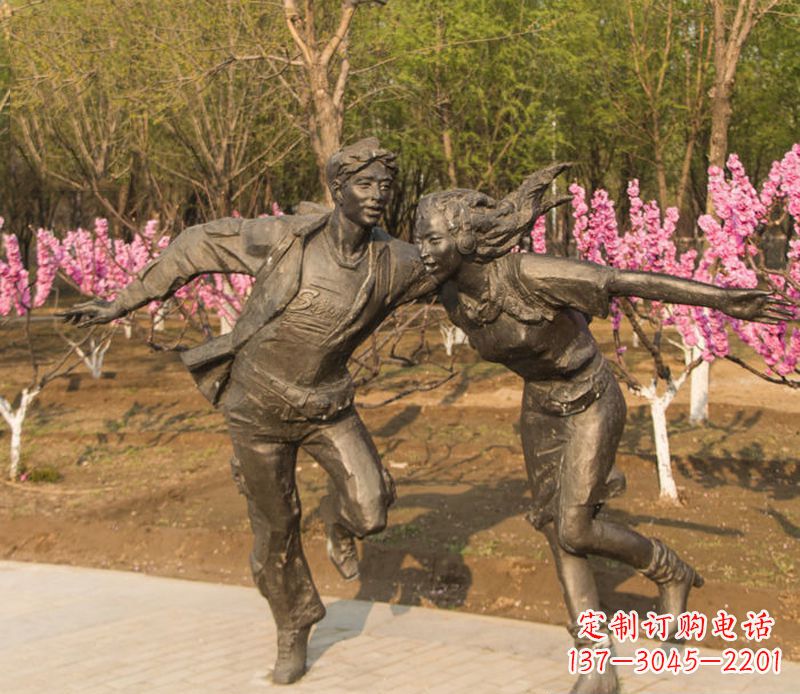 辽宁游玩的情侣铜雕