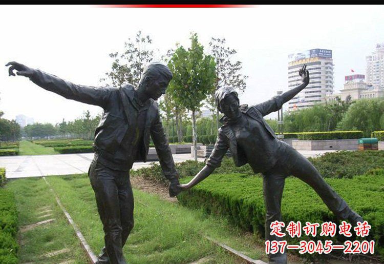 辽宁走铁轨的情侣铜雕